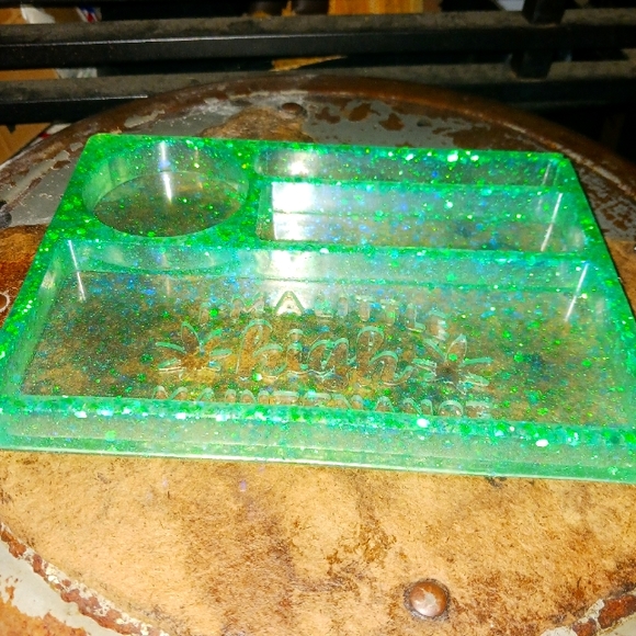 HM Smokers Tray Green Sparkly w/ Organization Slot A LITTLE HIGH MAINTENANCE - Picture 2 of 2